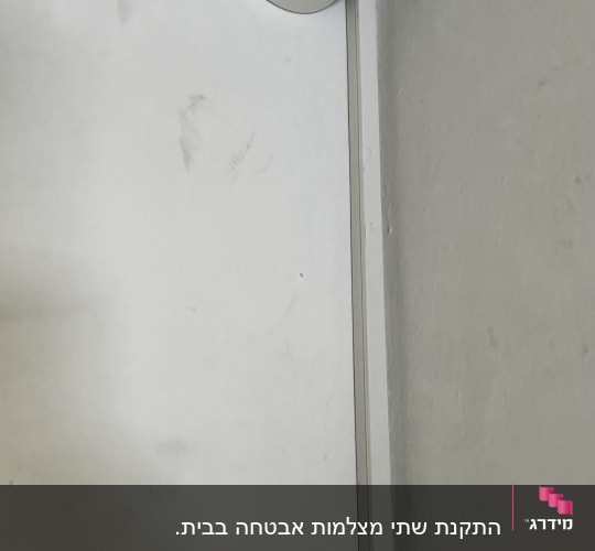 מצלמת אבטחה מותקנת בפינת תקרה
